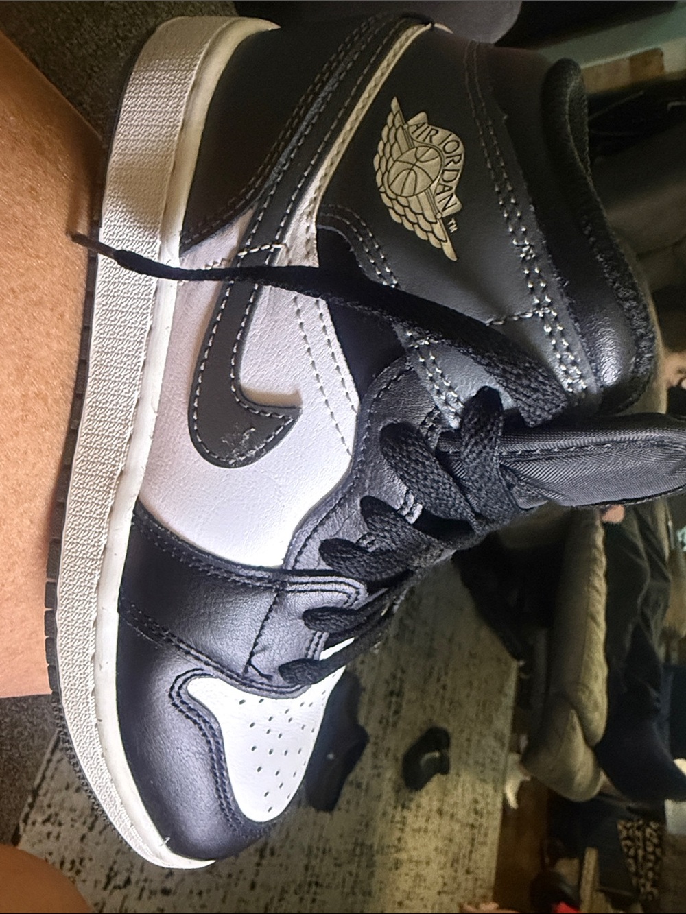 Youth Jordan mid ones